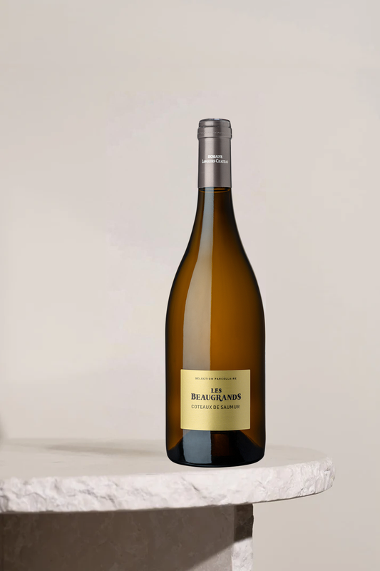 Bouteille de Langlois, Les Beaugrands Coteaux de Saumur posée sur une table en granite