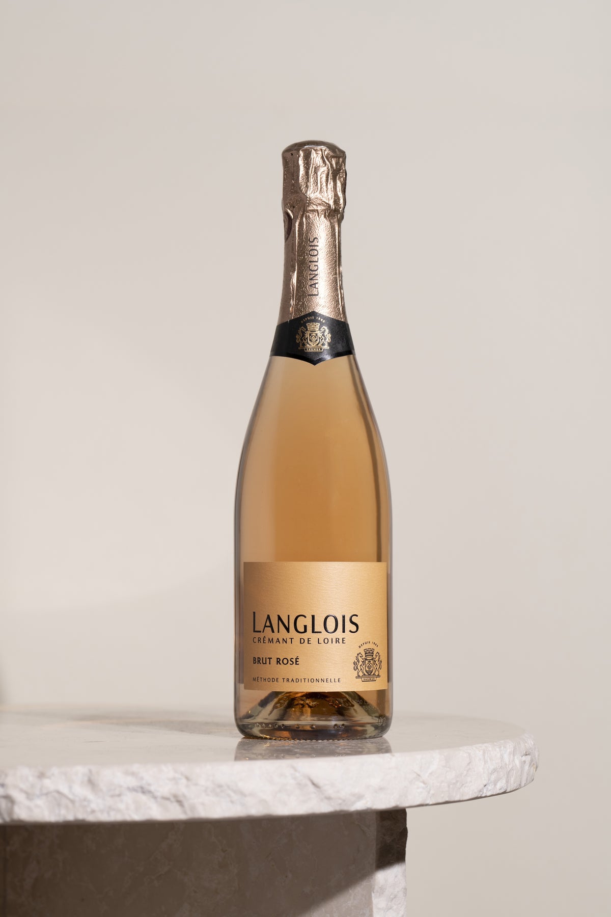 Bouteille de Crémant de Loire Langlois Brut Rosé posée sur une table en granite