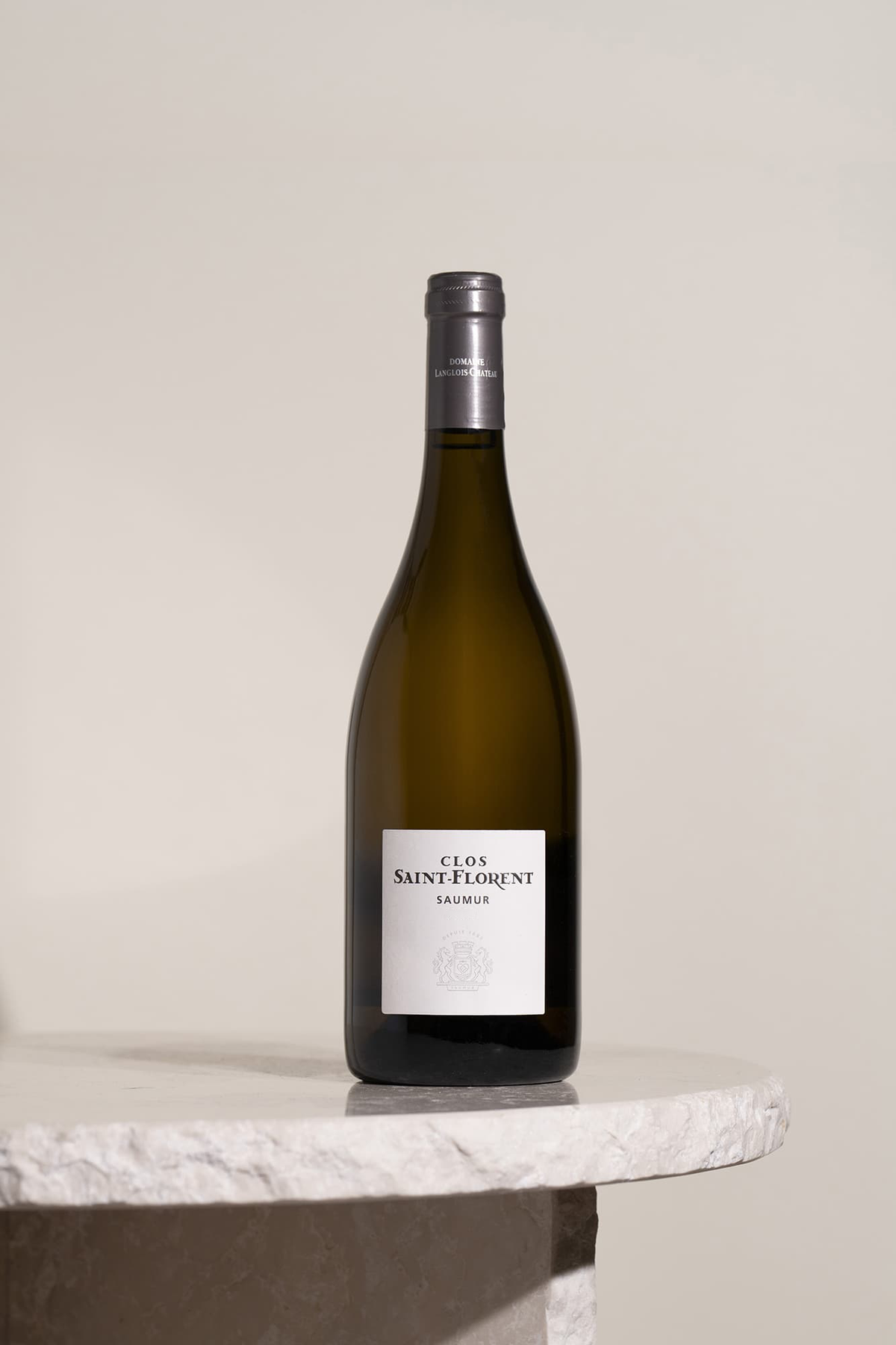 Bouteille de Saumur Blanc Langlois Clos Saint-Florent posée sur une table en granite