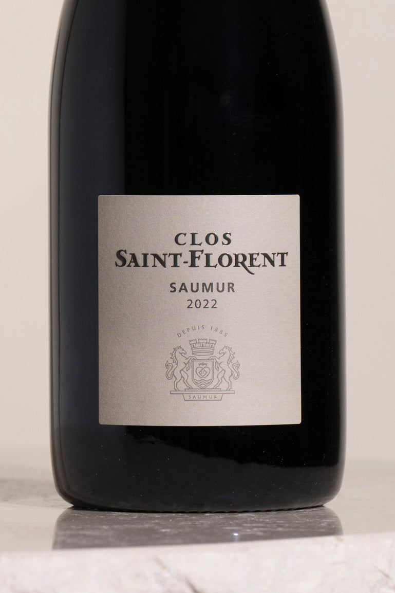 Gros plan de l'étiquette de Clos Saint-Florent 2022
