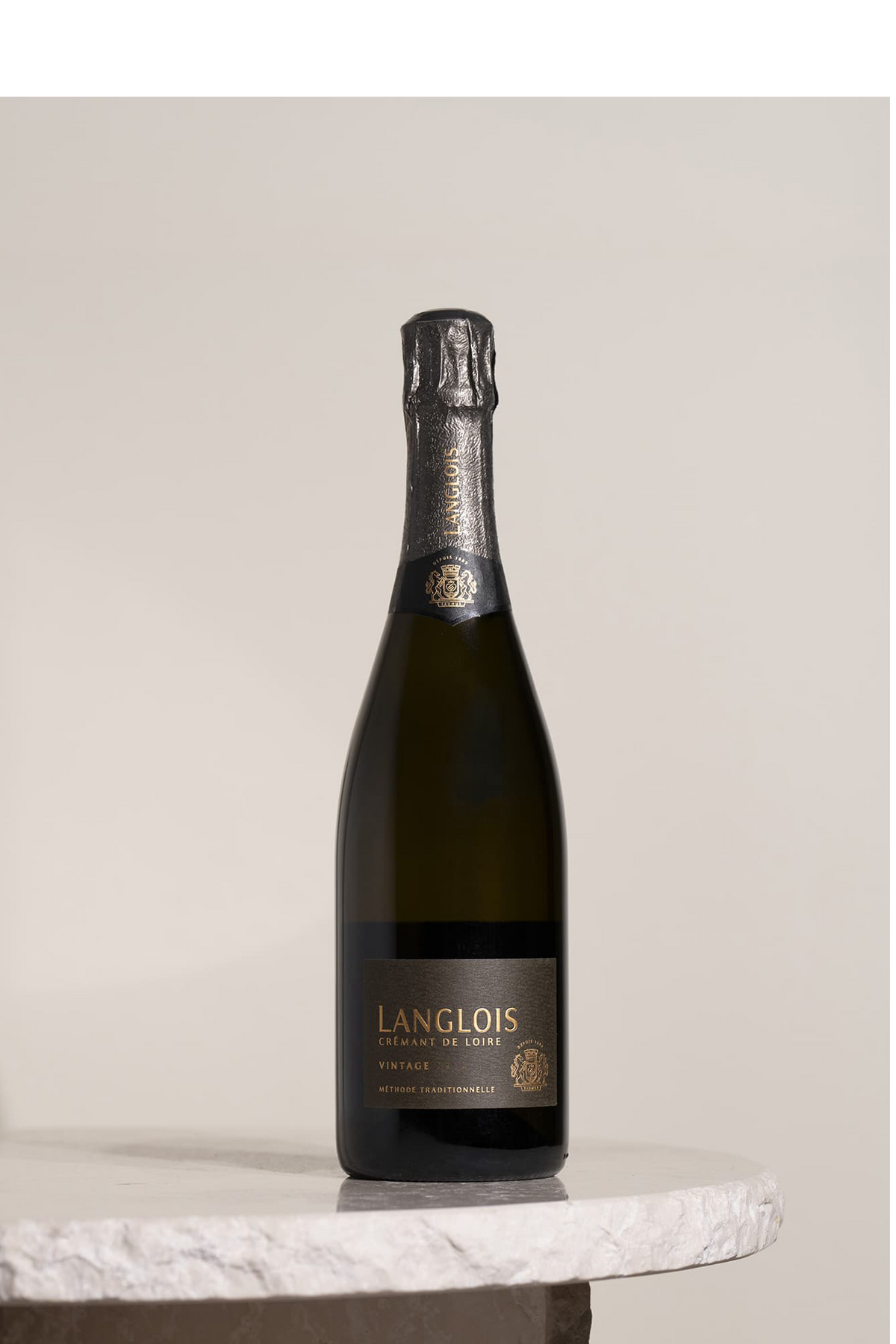 Bouteille de Crémant de Loire Langlois Brut Vintage posée sur une table en granite