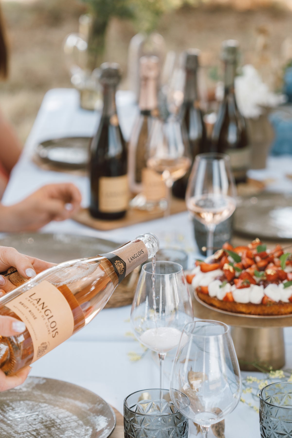 Dégustation de Crémant de Loire Langlois Brut Rosé lors d'un repas convivial 